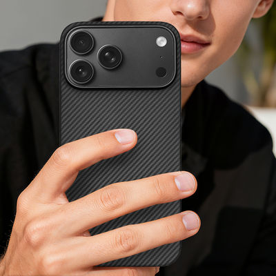 Copertina mobile in fibra di carbonio di aramide personalizzata con telaio metallico per iPhone 17 Pro Max